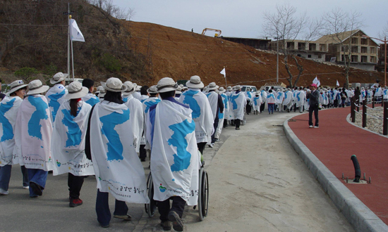 이날 참가자들은 서로 밀어주고 끌어주며 4km 거리를 함께 행진하며 서로에게 갖고 있던 편견을 말끔이 털어냈다 